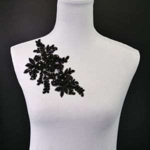 Aplique para vestido flores negro - derecho